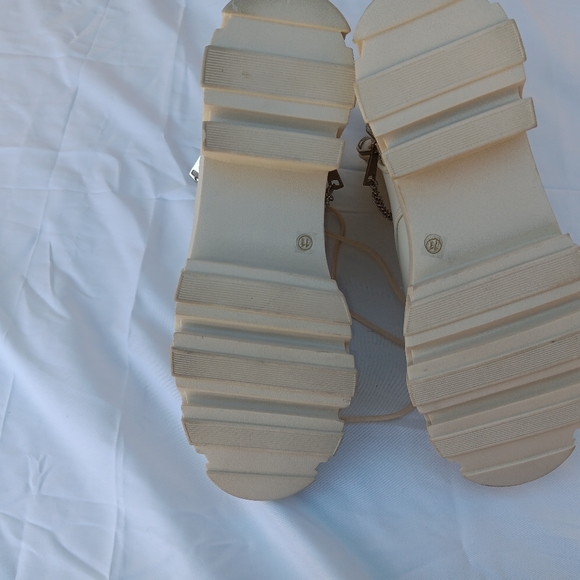 Shoes - Picture 5 of 7